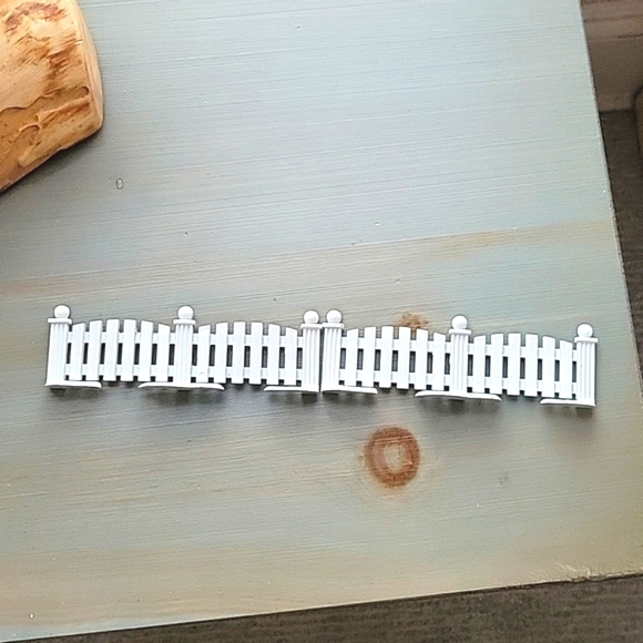 Dept 56 Metal Snow Village White Picket Fences - 2 - Picture 1 of 5